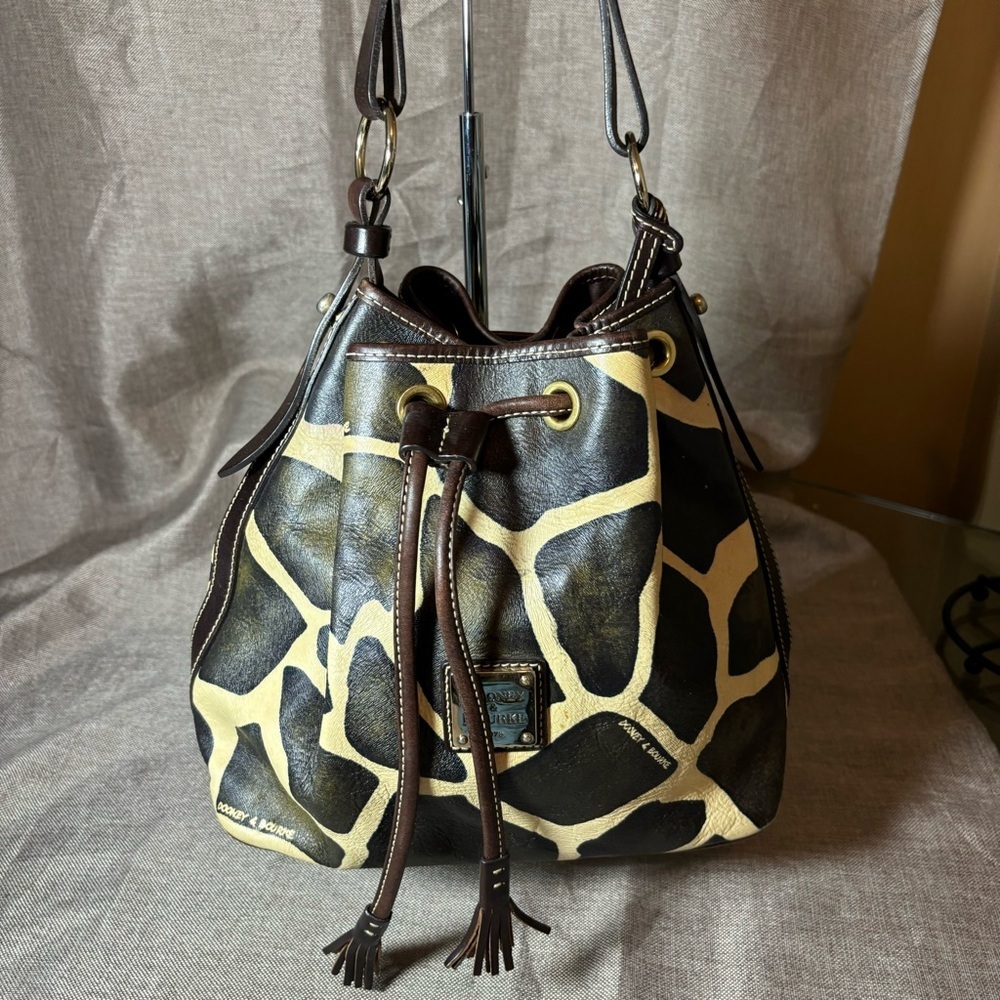🔥SALE Vintage Dooney & Bourke Giraffe Print Bucket Bag “RARE”